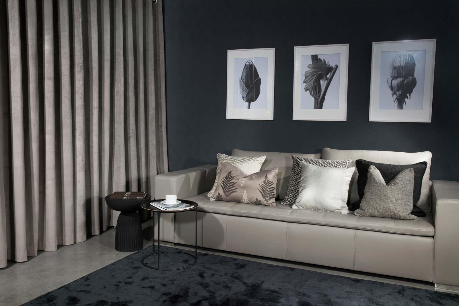 Draperii de catifea maro cu imprimeu abstract - lux Draperii de catifea maro cu imprimeu abstract într-un living modern