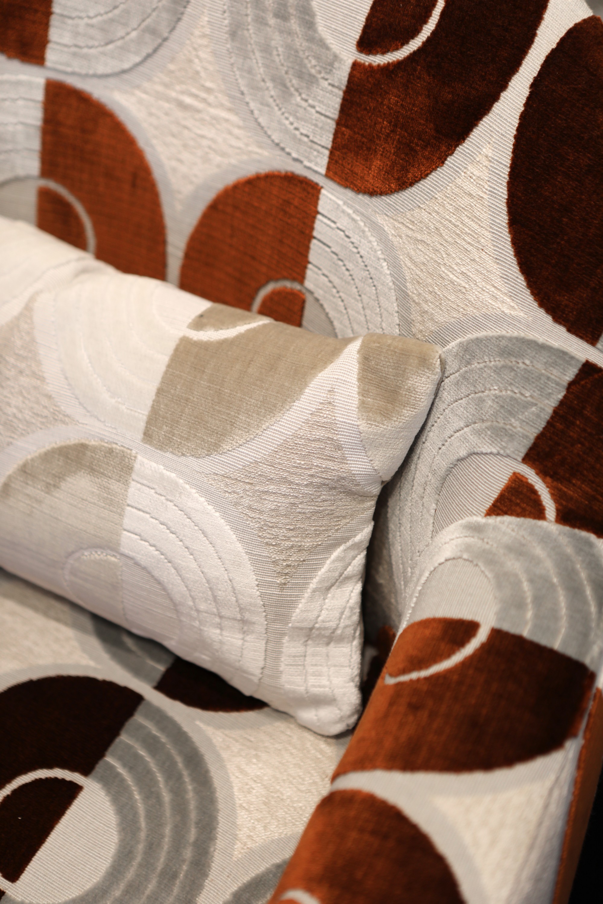 Material de catifea cu model geometric abstract - lux Material de catifea cu model geometric abstract aplicat pe fotoliu și pernă