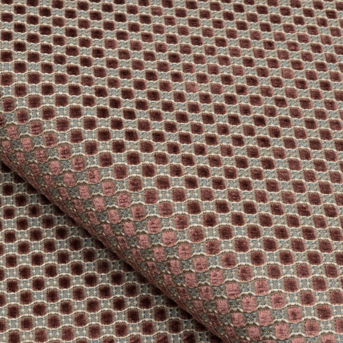 Detaliu material pentru draperii din catifea - lux Detaliu material pentru draperii din catifea cu model de buline roz lucioasă