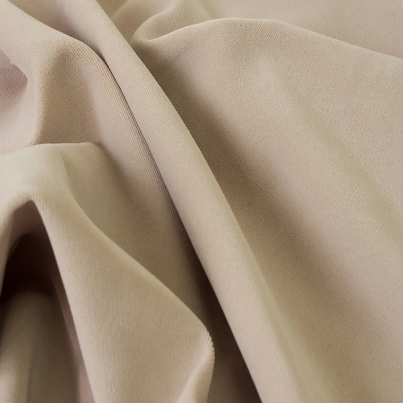 Detaliu material pentru draperii din catifea - lux Detaliu material pentru draperii din catifea bej uni de lux