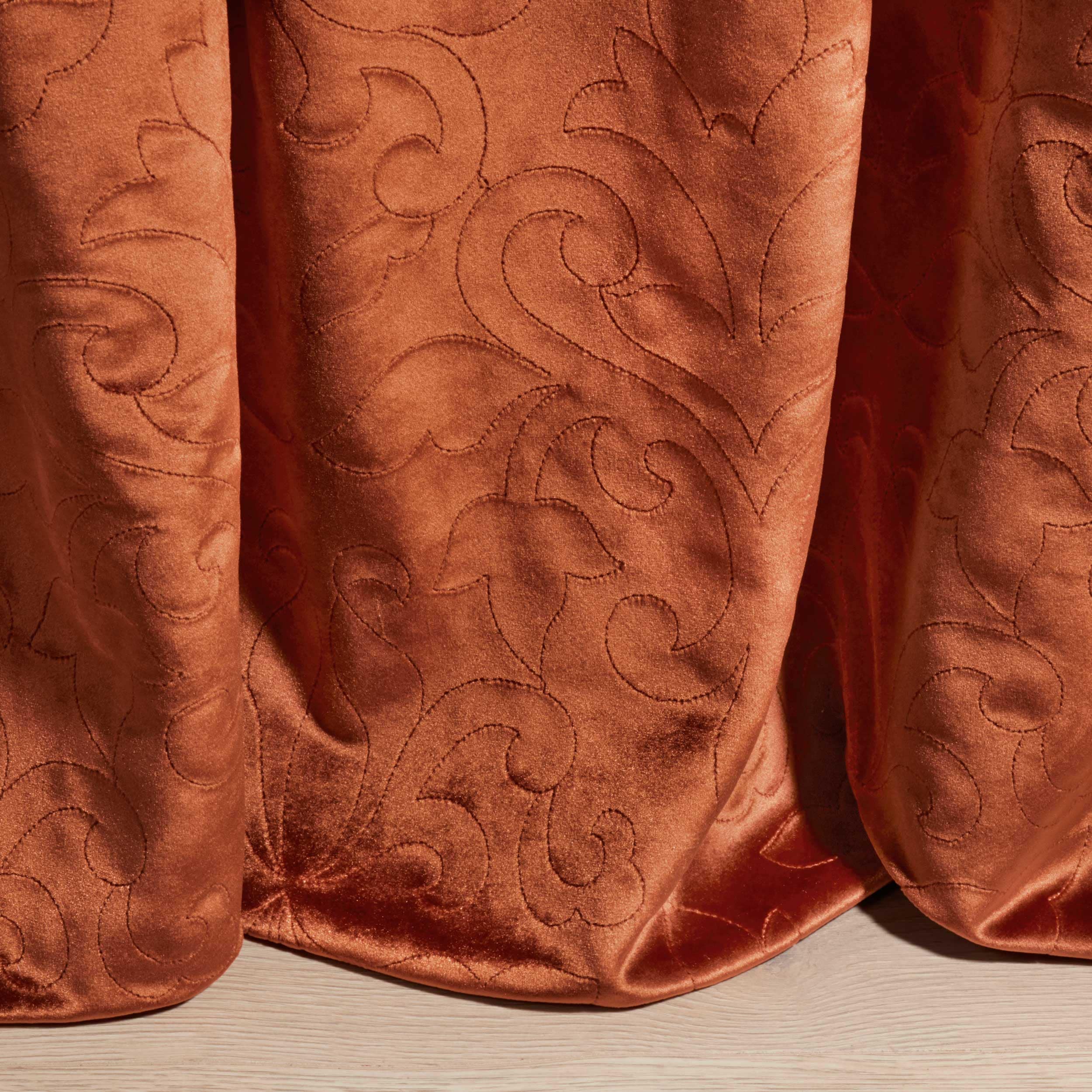 Detaliu draperie de catifea arămie brodată - model elegant