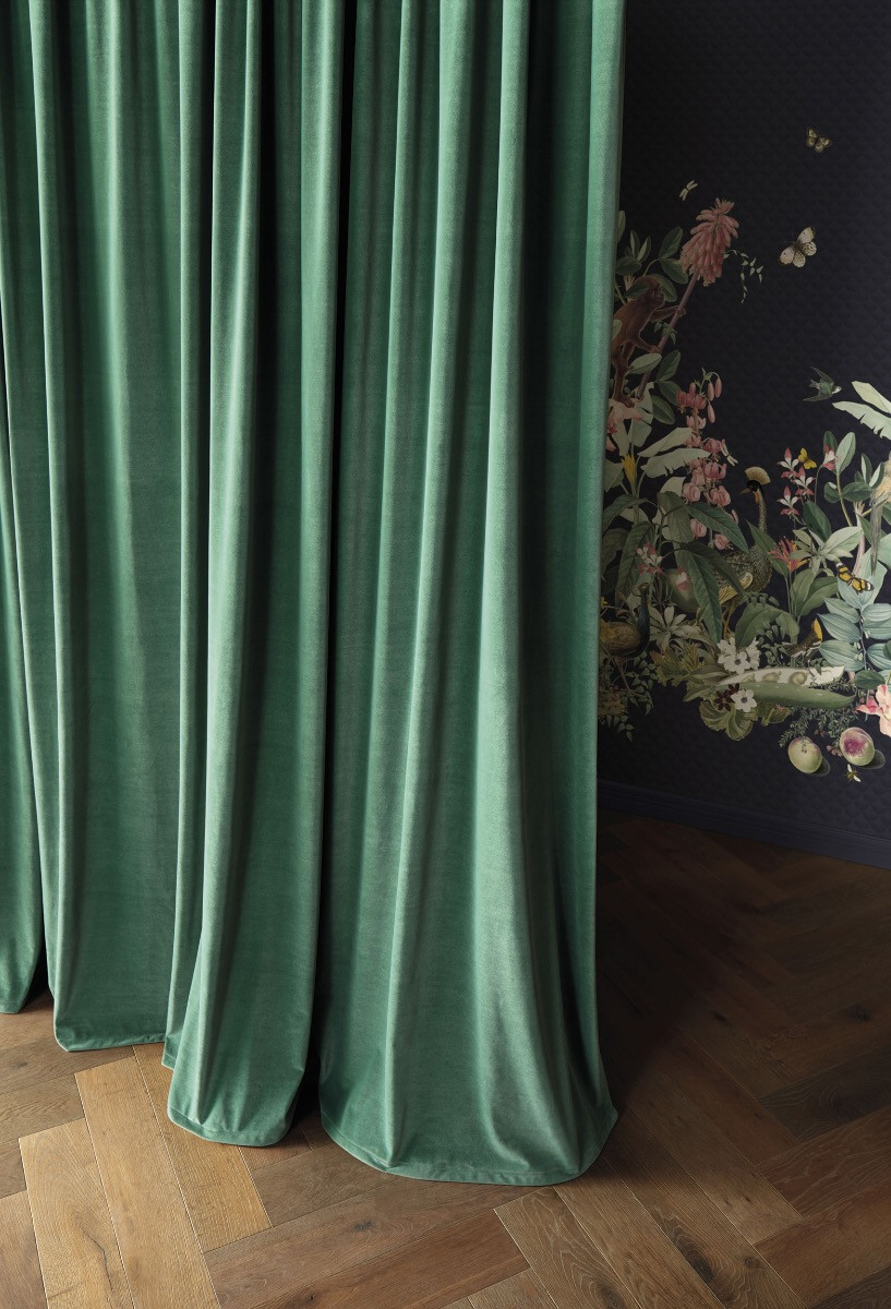 Detaliu draperie de catifea verde - lux Detaliu draperie de catifea verde uni într-un decor modern