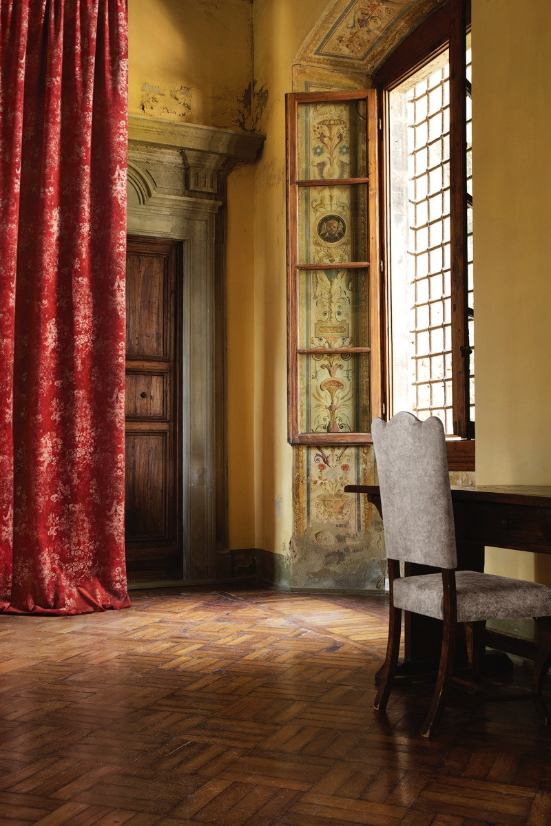 Draperie din catifea roșie cu detalii aurii - lux Draperie din catifea roșie cu detalii aurii într-un living de lux