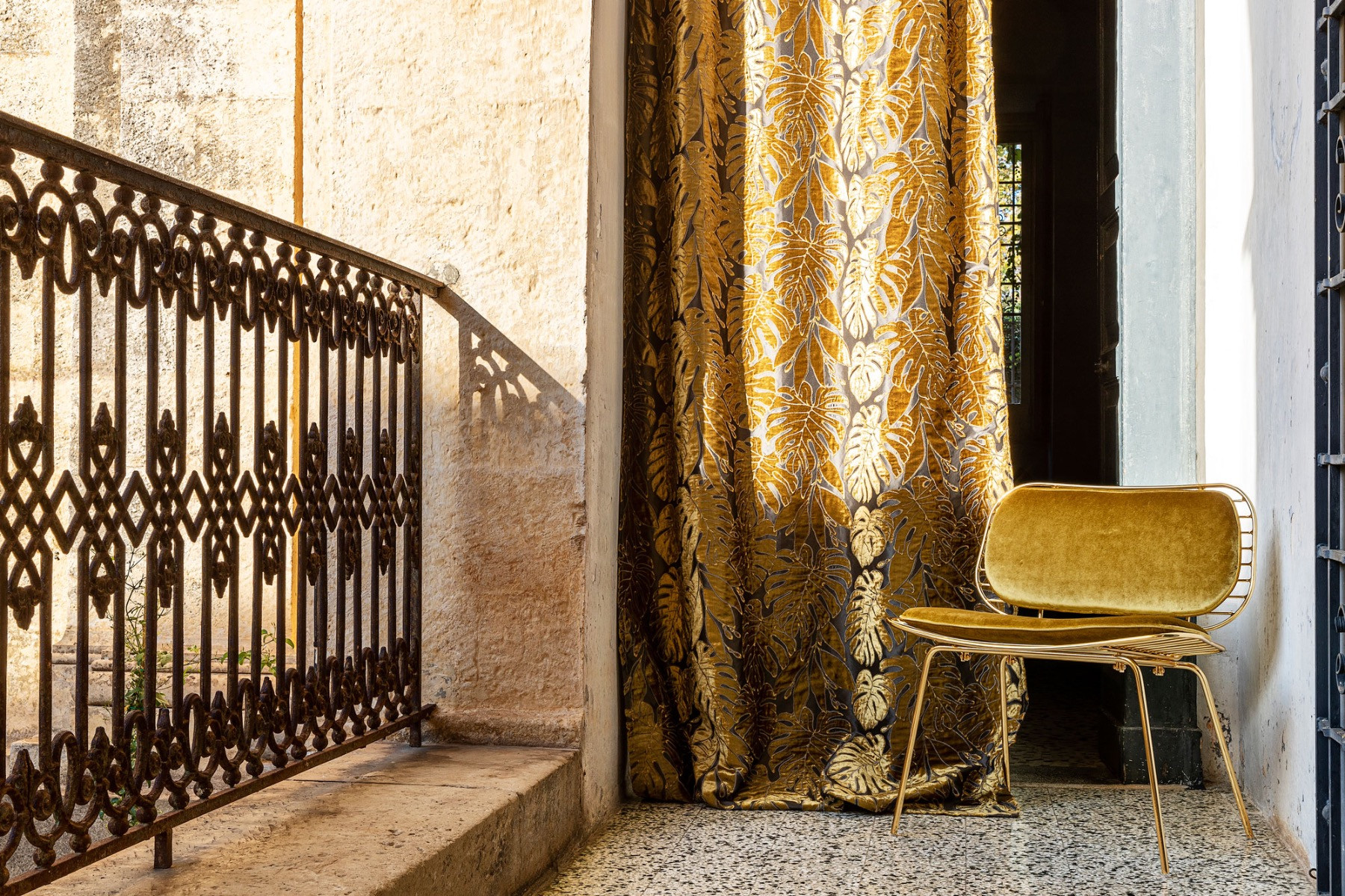 Draperie de catifea neagră cu model de frunze aurii - lux Draperie de catifea neagră cu model de frunze aurii într-un decor de lux