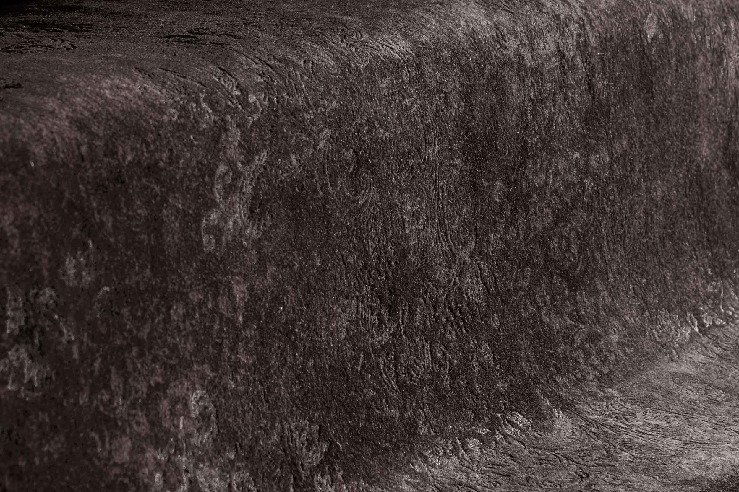 Detaliu material pentru draperii de catifea embosată - lux Detaliu material pentru draperii de catifea taupe închis cu model clasic embosat