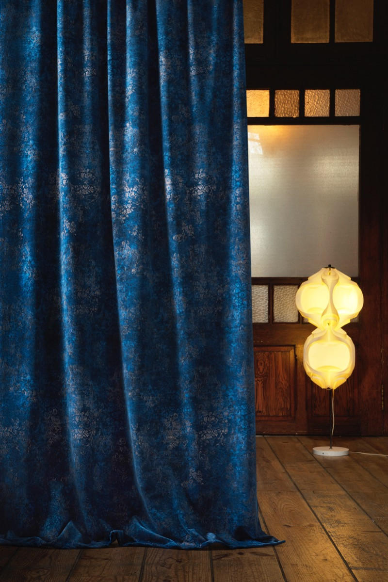 Draperii de catifea bleumarin cu aplicații aurii - lux Draperii de catifea bleumarin cu aplicații aurii într-un decor modern
