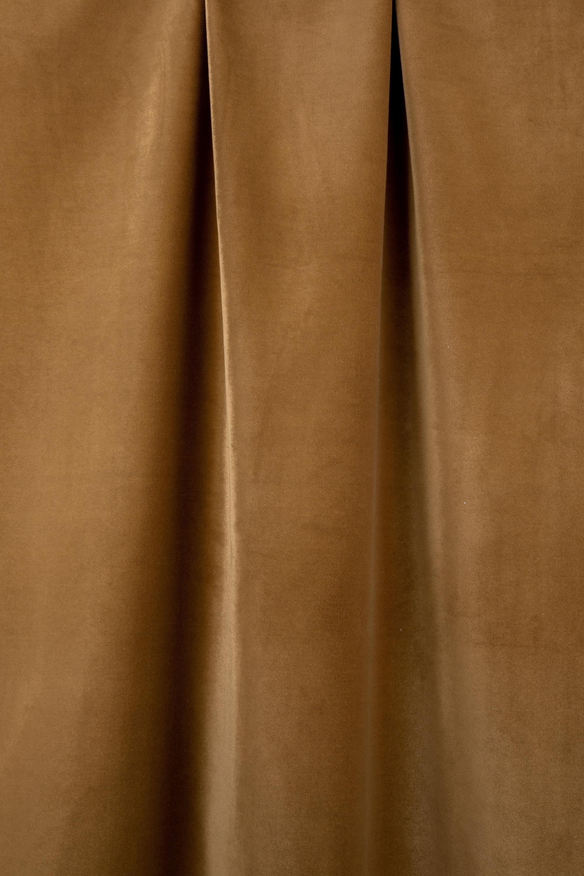Detaliu draperii de catifea taupe uni