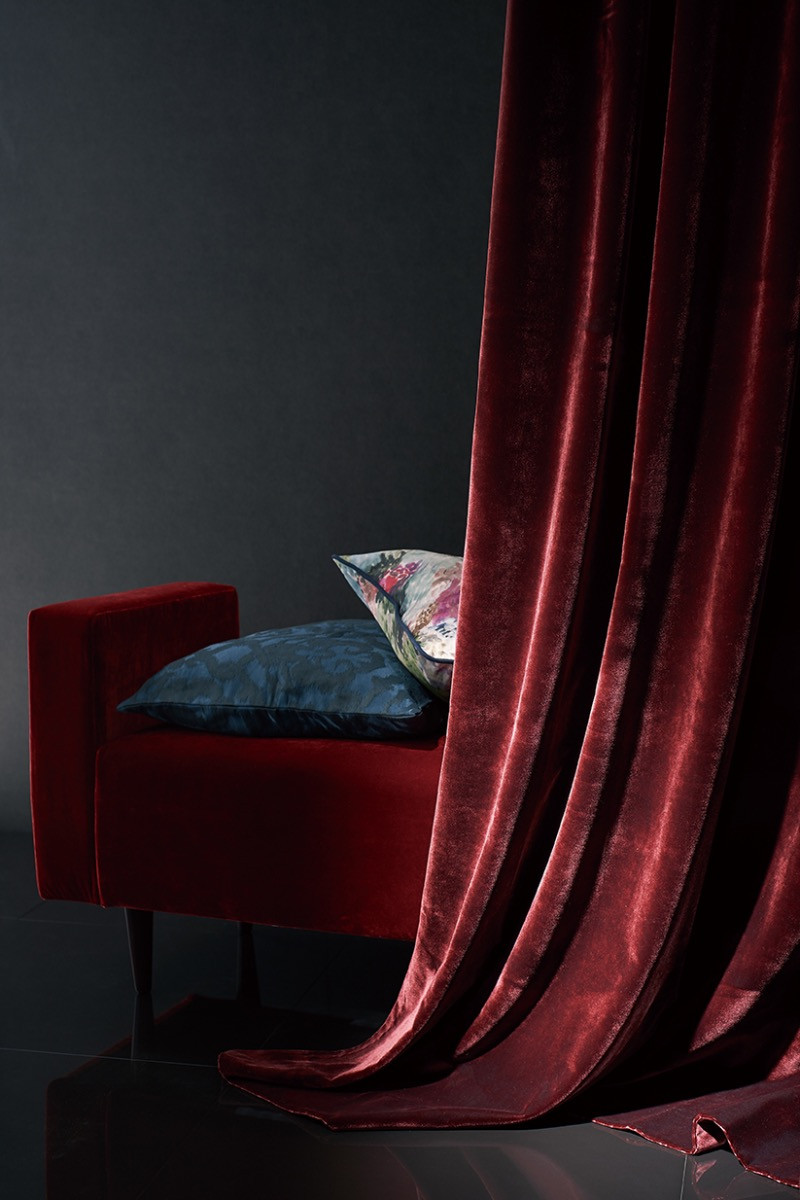 Draperii din catifea roșie - lux Draperii din catifea roșie într-un decor de lux
