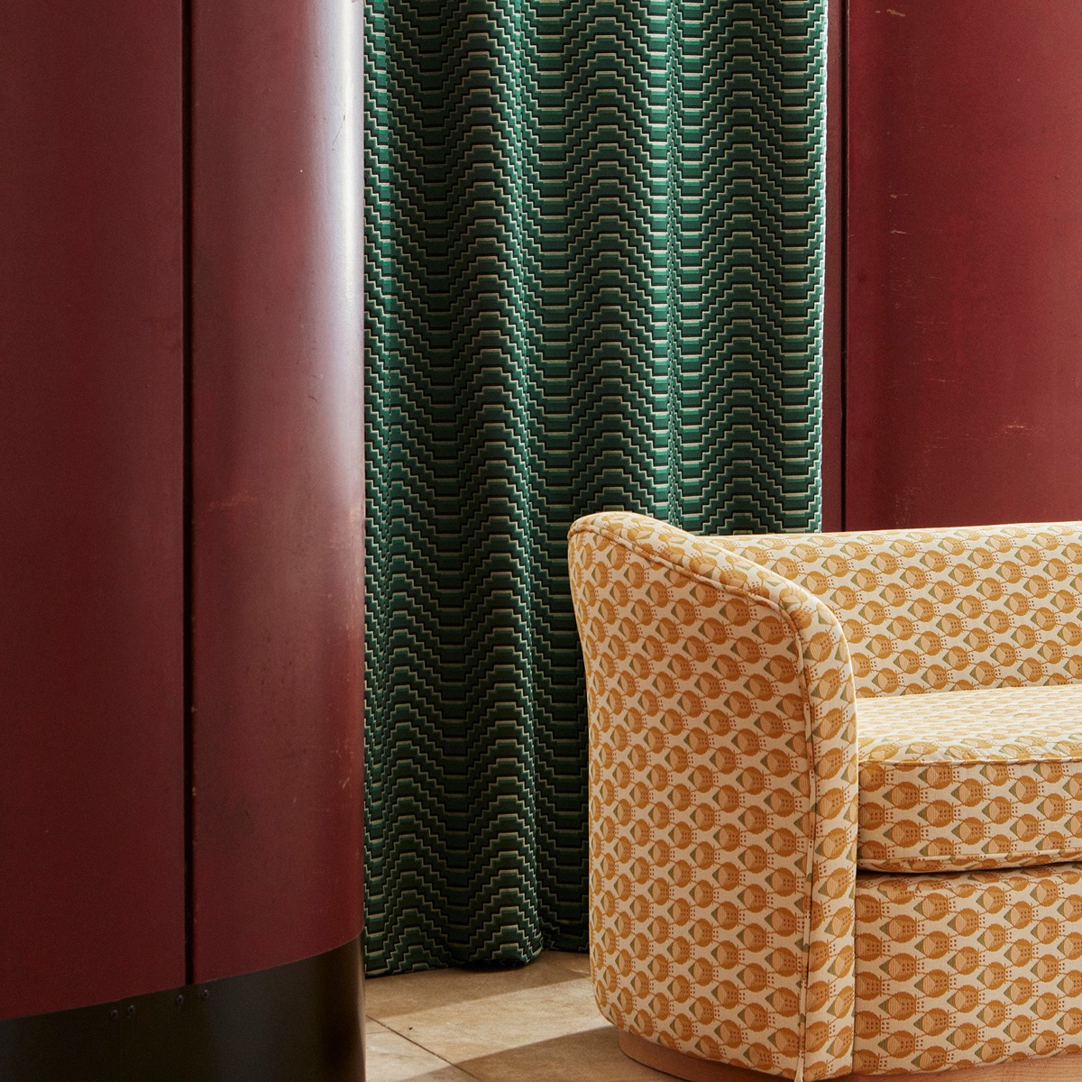 Draperii de bumbac verde smarald într-un living modern