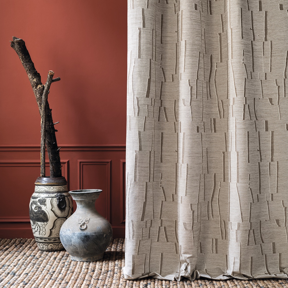 Draperii de bumbac bej texturate cu model abstract într-un living modern