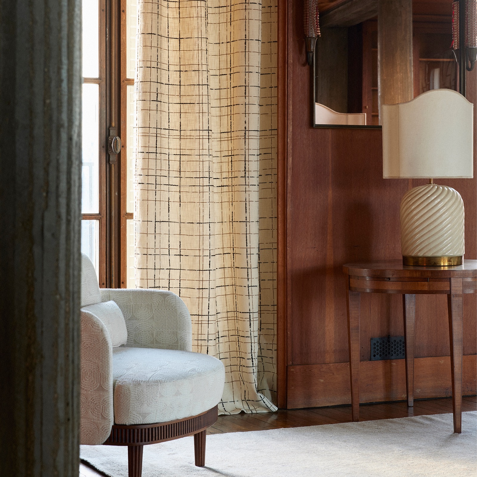 Draperii de bumbac bej cu model abstract într-un living modern