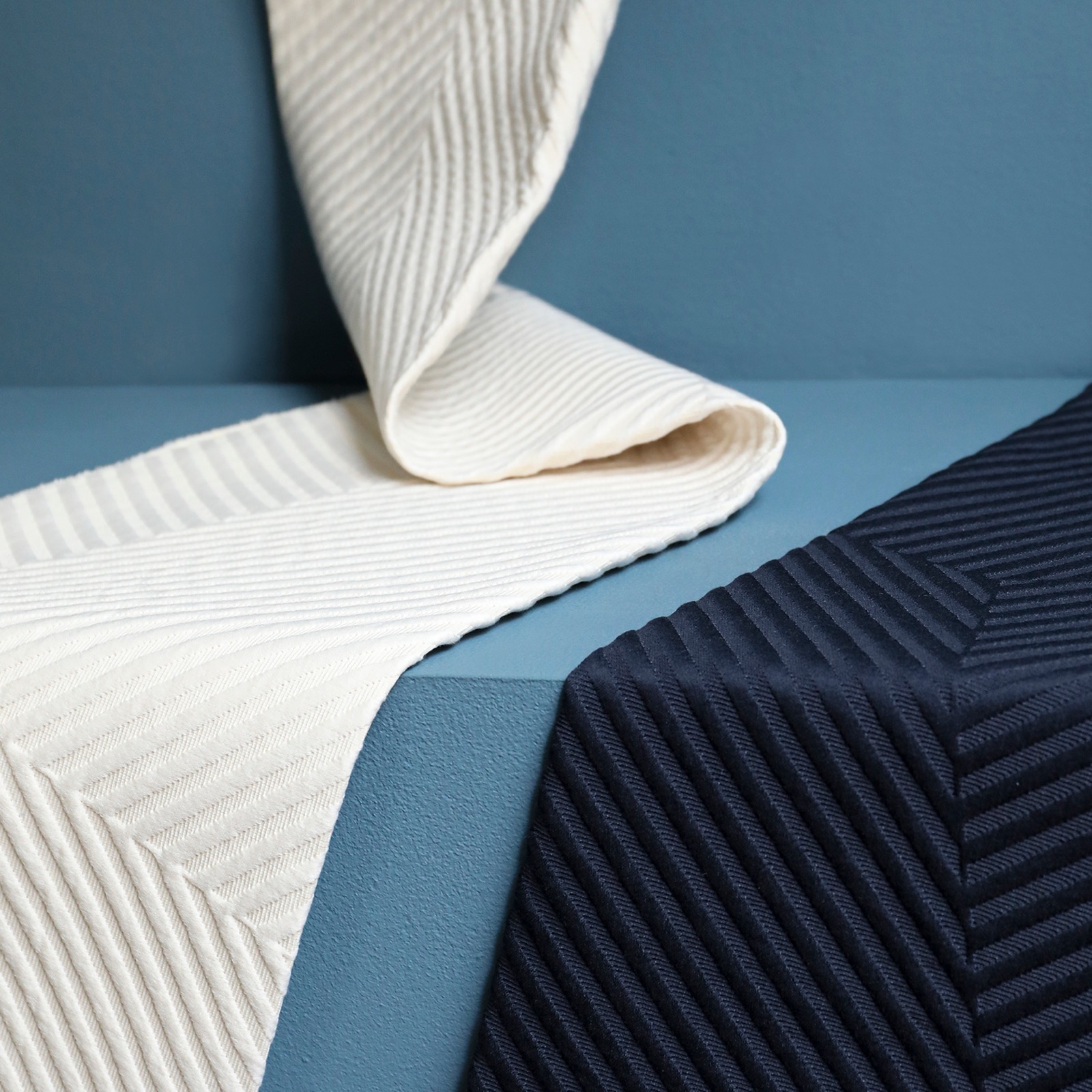 Mostre draperii de bumbac albe și bleumarin de lux