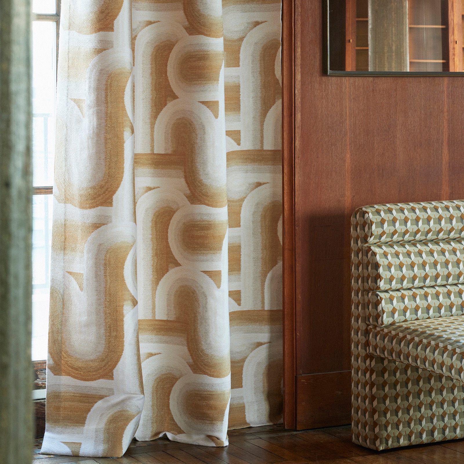 Draperii de bumbac bej cu model abstract într-un living modern