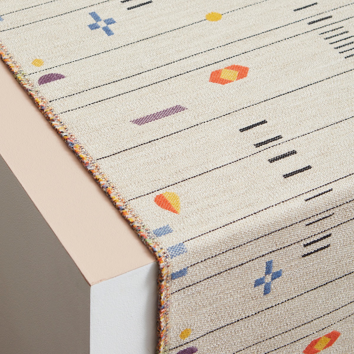 Detaliu material pentru draperii de bumbac bej cu model geometric