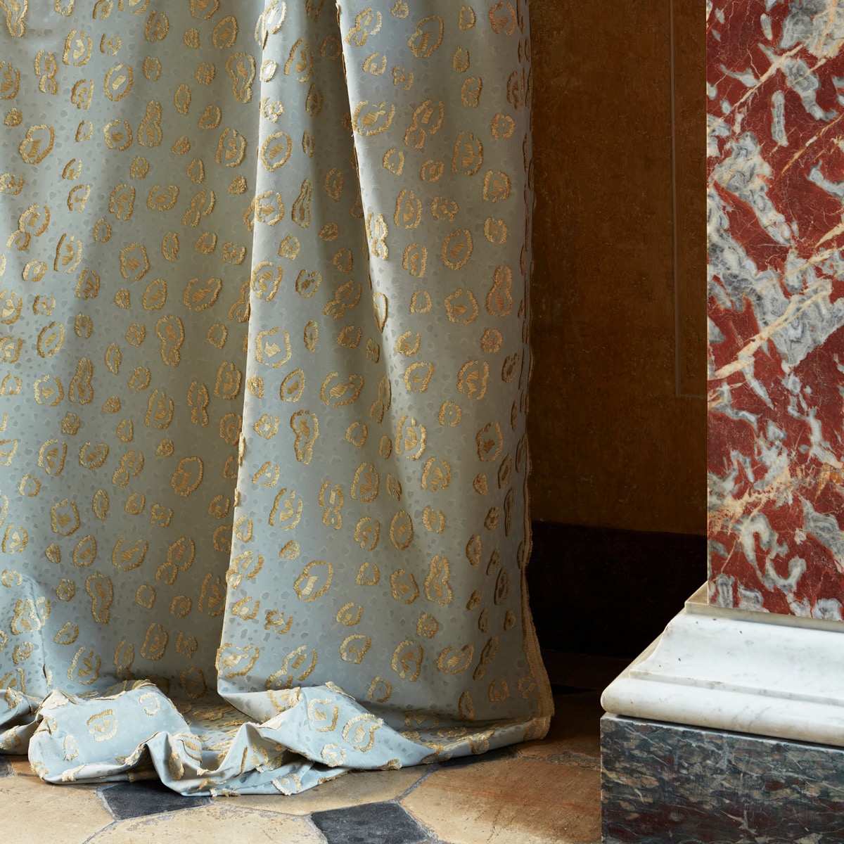 Detaliu draperii de bumbac de lux gri cu imprimeu lucios de leopard