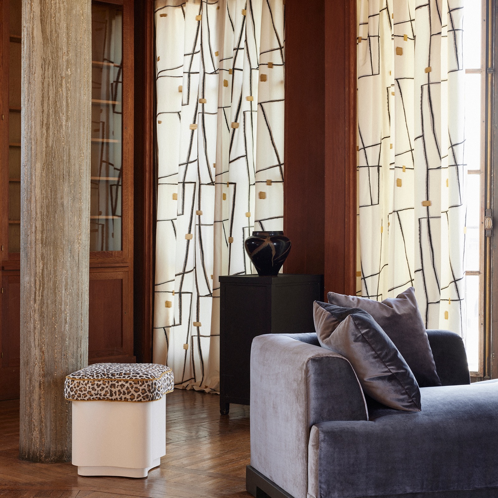 Draperii de bumbac de lux bej cu linii abstracte într-un living modern