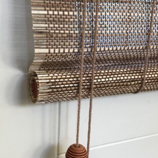 Rulouri din lemn natural pentru living