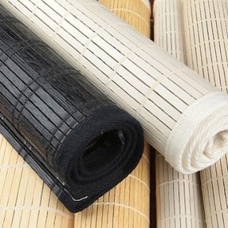 Rulouri din lemn natural pentru living