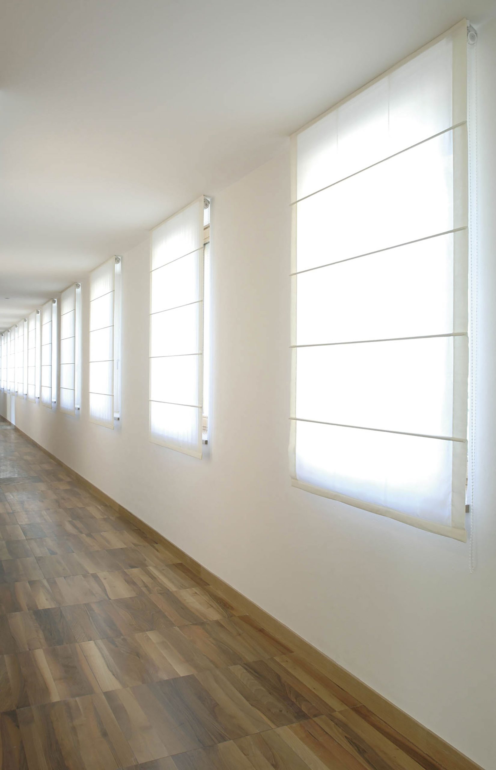 Storuri romane pentru living albe